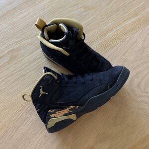 Kids Nike Jordan’s size 1 black & gold